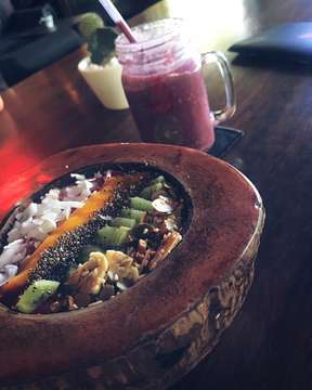🌺#Bali #balifood #strawberryfields #bowl #powerfood #foodporn #coconut #healthyfood