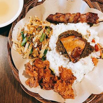 Nasi Babi Guling .
.
Its goooood, every dish on that plate is yum! .
.
#instafood #foodie #foodstagram #foodphotography #platesoffat #pofeats #pofjakarta #nasibabiguling #pikfood #foodporn #porkyup