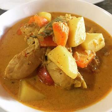 Can’t move on from curry! 
And here we go again
“Balinese Chicken Curry” @warong_maem 
#warongmaem #umalas #umalaskauh #localfoods #localbusiness #curry #localrestaurant #balinesechickencurry #chickencurry