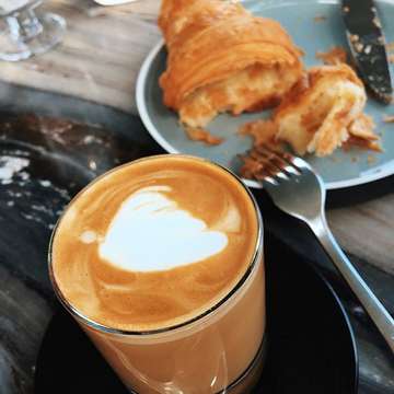 Sudah elehan banget this morning cofee... but yes very nice spanish coffee and croissants - no comments deh penutupnya... the best lonsay ever! Thanks bu GE! 
#morningcofee
#atatico 
#bestlonsay
#supernicecoffee
#lovelyplaceatatico
