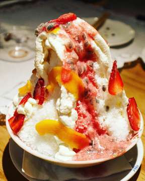 what is for #dessert 
#tonight 
#palova 
#kakigori 
#shavedice 
#izakayakai