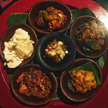 Last night dinner was in a cosy restaurant with a vintage vibe and surprisingly delicious food! I had a rice platter a la Manado with skipjack tuna cooked with chili, stir-fried papaya leaves, corn fritters, two kinds of sambals, and some melinjo crackers. 😋😋😋