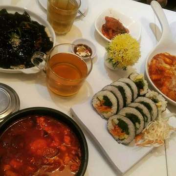 Dinner with gs_flo @annyeong korean food cafe n resto, the taste is well......well......weleh...weleh😝😝🍜🍜