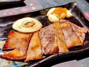 •••
🍣 Japanese food makes me feel particularly good. -David Mitchell 🍣 #sashimi #zhumabeefroll #spicymaguro #gyutounge #furikakeudon #jumboroll #volcanoroll