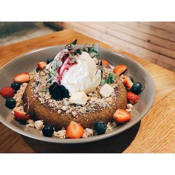 The best hotcake ever. All of us agree. 👍🏻👍🏻👍🏻👍🏻 #hotcake #bananacake #twohandsfull #bandungcafe #cafe #foodie #cafeaddict #sweettooth #cakeislife #vanilla #icecream #cafes #strawberry #blueberries #sweettreat #hotcakestime