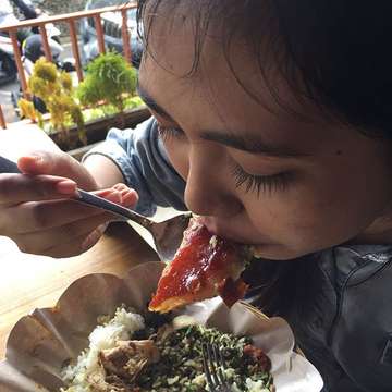 Babi guling enak

#babiguling #babipanggang #babigulingbuoka #delicious #kuliner #kulinerbali #food #foodpork