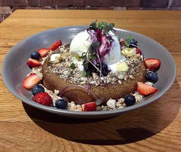 Banana 🍌 hotcake, crispy on the edge and fluffy. 👍🏻 #besthotcake #yummy #cafes #Bandung #bananahotcakes #blueberries #strawberries #vanillaicecream #desserts #dessertlover