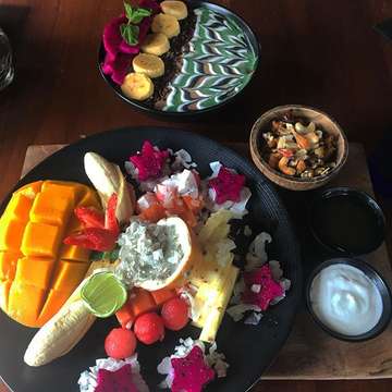 I simply had to, it was the prettiest breakfast we’ve ever devoured 🍌🍉🍍🥥