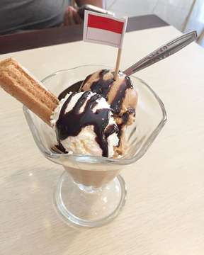 Mont Blanc (es krim mocca, vanilla, chocolate sauce+ biskuit) 🏠 Rasa Bakery & Cafe
📍Jl. Tamblong