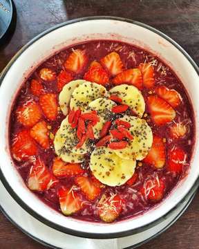 Acai berry bowl topped with fresh banana, goji berries, chia seeds, strawberries & coco flakes. Satisfying your sweet tooth indeed! #acai #acaibowl #plantbased #vegan #bali #indonesia #eatwell #healthy #lifestyle #BINX #watercress