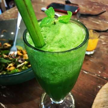 #grateful for #green and the #power of a #greensmoothie in my life. Our #food holds a #vibration so I take any chance I can to keep my #vibe high. I had this #gorgeous #creation today at #alchemybali. I would love to hear what you did today to boost your vibe? ❤️❤️❤️ #abundance #entrepreneurlife #entrepreneurmindset