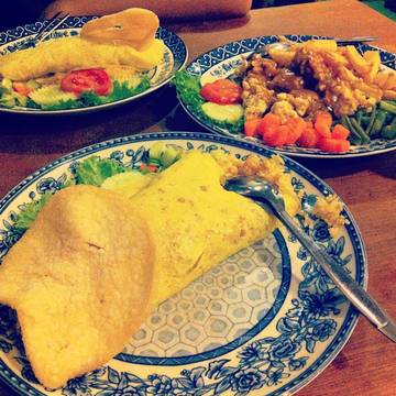 Nasi goreng omelette & bistik ayam #tempodoeloe #foodporn #foodnotebdg #makansampaikenyang #kulinerbandung #bandungfoodies