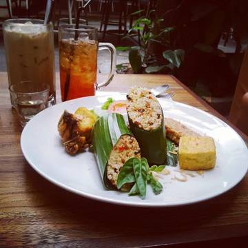 Nasi tutuq oncom #sunda #sundafood #foodlover #yummy #eat #jajanan #jalanjalan #dagokelapa #bandung #parisvanjava #instafood #instadrink #instapicture #instaphoto #instamag #popularphotos #jawabarat #indonesia