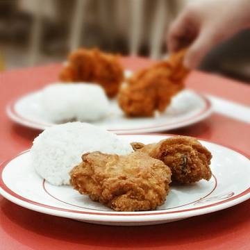 What's for lunch?
My all time favourite is @kfcindonesia Original Recipe Fried Chickens.
So delicious!
Double tap if this is your favourite too!

#handsinframe by @yennymichael

#designerdoyanmakan 
#GWStarving 
#DKMAA