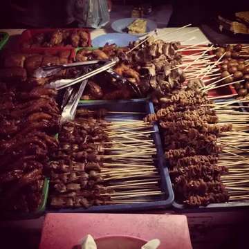 Never fancy any 'inside' of a mammal but these, people, incredible!!!! #angkringan #angkringansolo #foodie #foodies #latepost #yummy