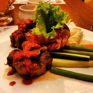 Tasting the famous recipe of the Oxtail Soup from Hotel Borobudur.. Sop Buntut Balado

#instafood 
#indonesianfood
#oxtailsoup
#hotelborobudur
#dinner
#latepost