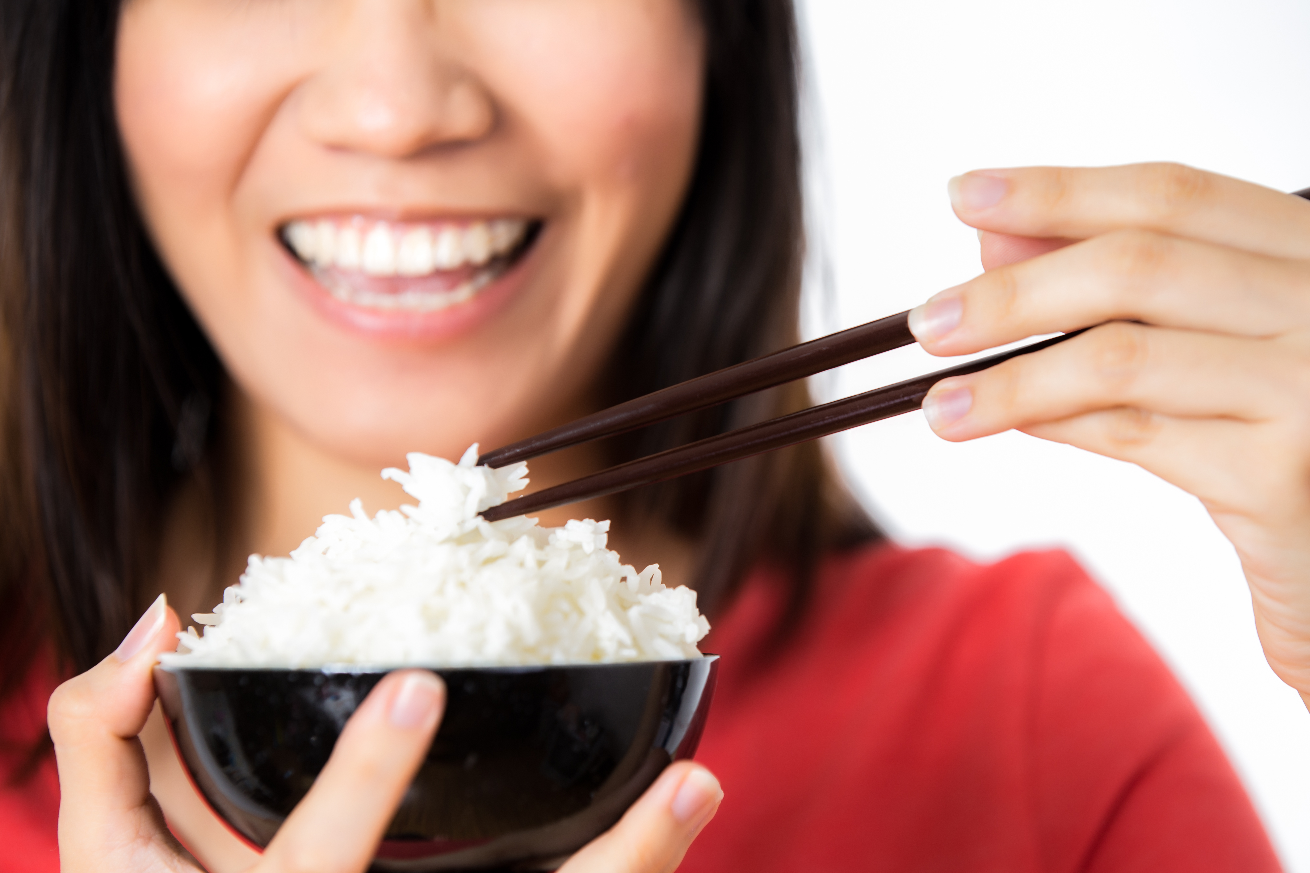 Для чего нужно есть рис. Девушка ест рис. Человек ест рис. Рис едят палочками. Китаец ест рис.